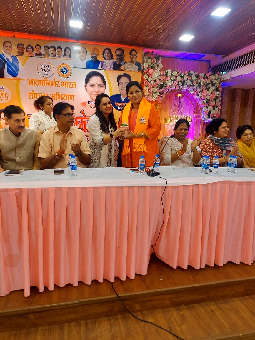 BJPMM4Delhi's tweet photo. 2) महिला मोर्चा जिला अध्यक्ष श्रीमती @SwatiSharmaBJP जी, एवं निगम पार्षद सुमन त्यागी जी, उर्मिला गंगवाल जी और उर्मिल चावला जी की गरिमामयी उपस्थिति रही।

इस अवसर पर यह संकल्प लिया गया कि हर घर स्वदेशी –हर हृदय स्वदेशी का मंत्र ही आत्मनिर्भर भारत की दिशा तय करेगा
#GharGharSwadeshi https://t.co/OJ3J0OOAKh