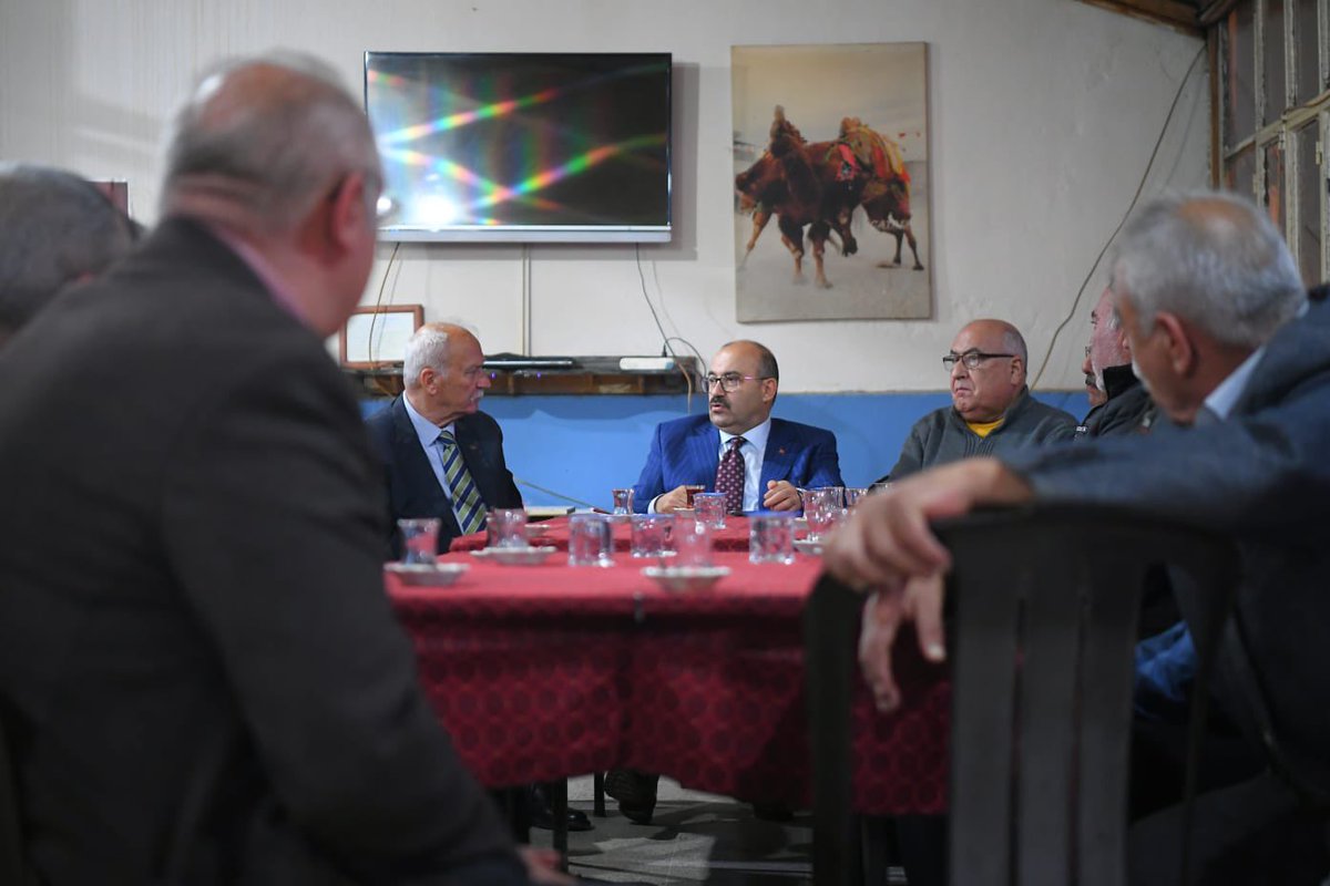 🔹 Vali İsmail Ustaoğlu Burhaniye İlçesi Pelitköy Mahallesi Köy Kahvesi'nde vatandaşlarla bir araya gelerek ihtiyaç ve talepleri dinledi.