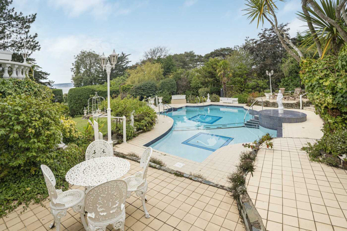 NEW LISTING 🏊‍♀️ Whidborne Avenue
£1,100,000 Freehold

📞 01803 296500
📧 mail@johncouch.co.uk 

#luxuryhomesforsale #estateagentsuk #househunting #torquayproperty #torquay #millionpoundproperties #milliondollarlisting #swimmingpool #familyhome