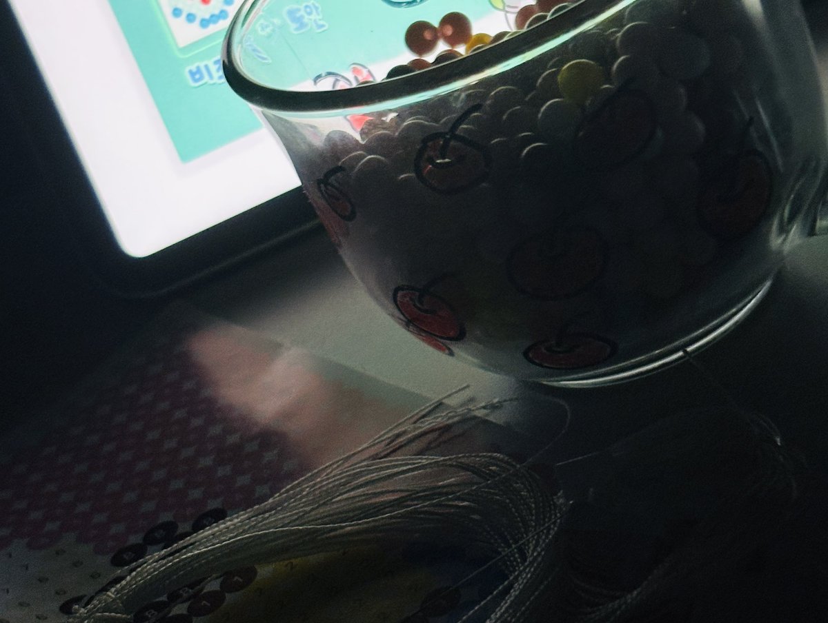 HWAS3U's tweet image. 호옥시 뭔지 알아보시겠나요?! ㅋㅋㅋㅋ
비즈발이었나 그거 해볼려고 이 새벽에 이러고 있어요 !