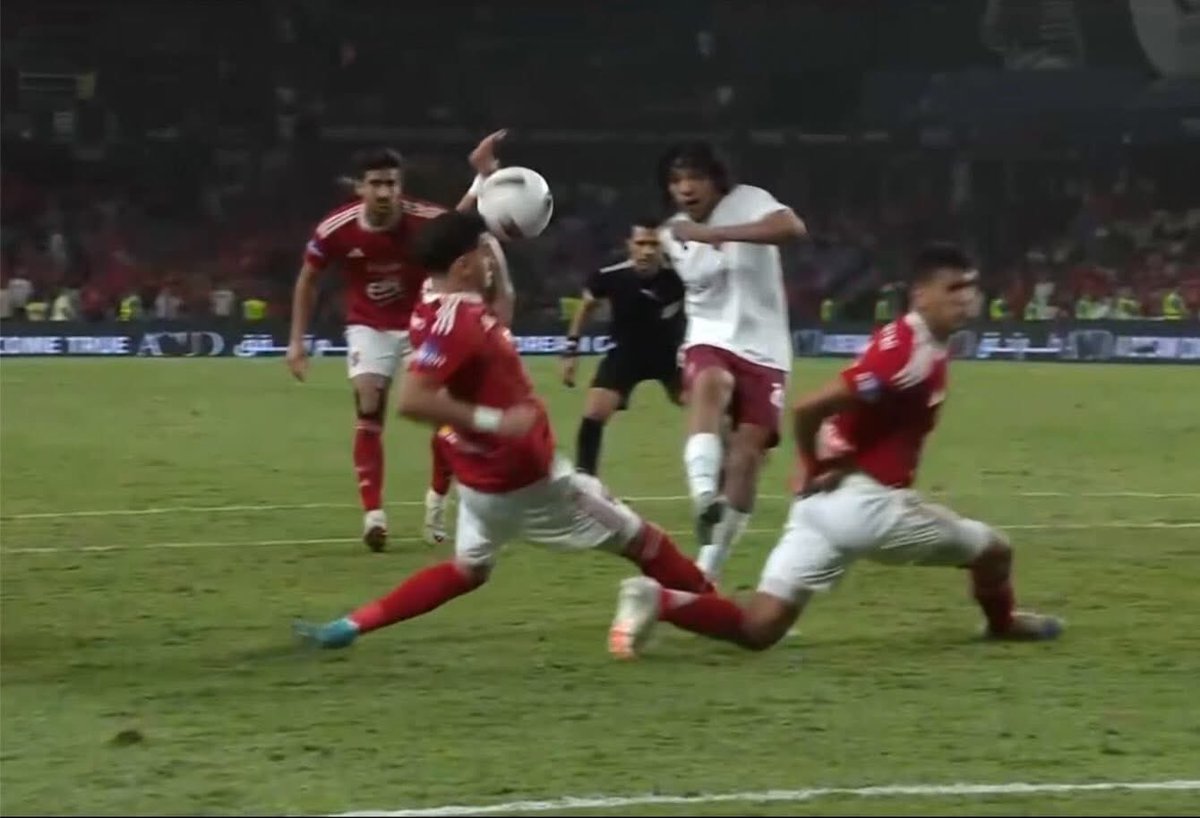 msabdelfatah's tweet image. ركلة جزاء مستحقه ل سيراميكا أمام الأهلي لم تحتسب ❌ في كاس السوبر
نتيجة لمسة يد من لاعب الاهلي  &quot;وضع اليد  غير طبيعي&quot;
#ملحوظه طالما اليد  في وضع غير طبيعي  اثناء التنافس تحتسب لمسة يد  حتي لو ارتدت من الجسم لليد