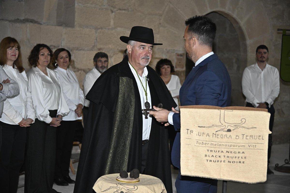 Oath ceremony at Mora de Rubielos Castle: the Black Truffle Brotherhood of Teruel receives the symbolic key to its ceremonial home. Heritage, community and culinary excellence—led by ATRUTER. 🏰🔑 📍Teruel
@trufforumoficial @trufanegradeteruel #Trufforum #Teruel