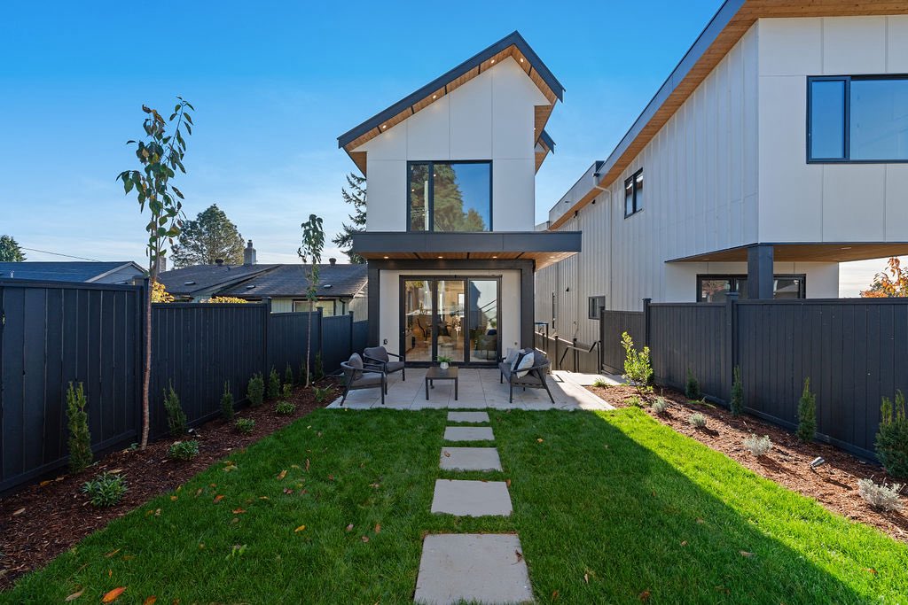 PontilloRealty's tweet photo. NEW LISTING - BRAND NEW DETACHED HOME

📍 504 E 5th Street, North Vancouver 
🔑 $2,699,000 

Modern interior finishes, sleek architectural lines, and a smart-designed 2 bed suite with a 1 car EV ready garage. 

🏡 Open House: Sunday from 2-4 PM

https://t.co/Heavpozc7l https://t.co/kJtLVtMTFg