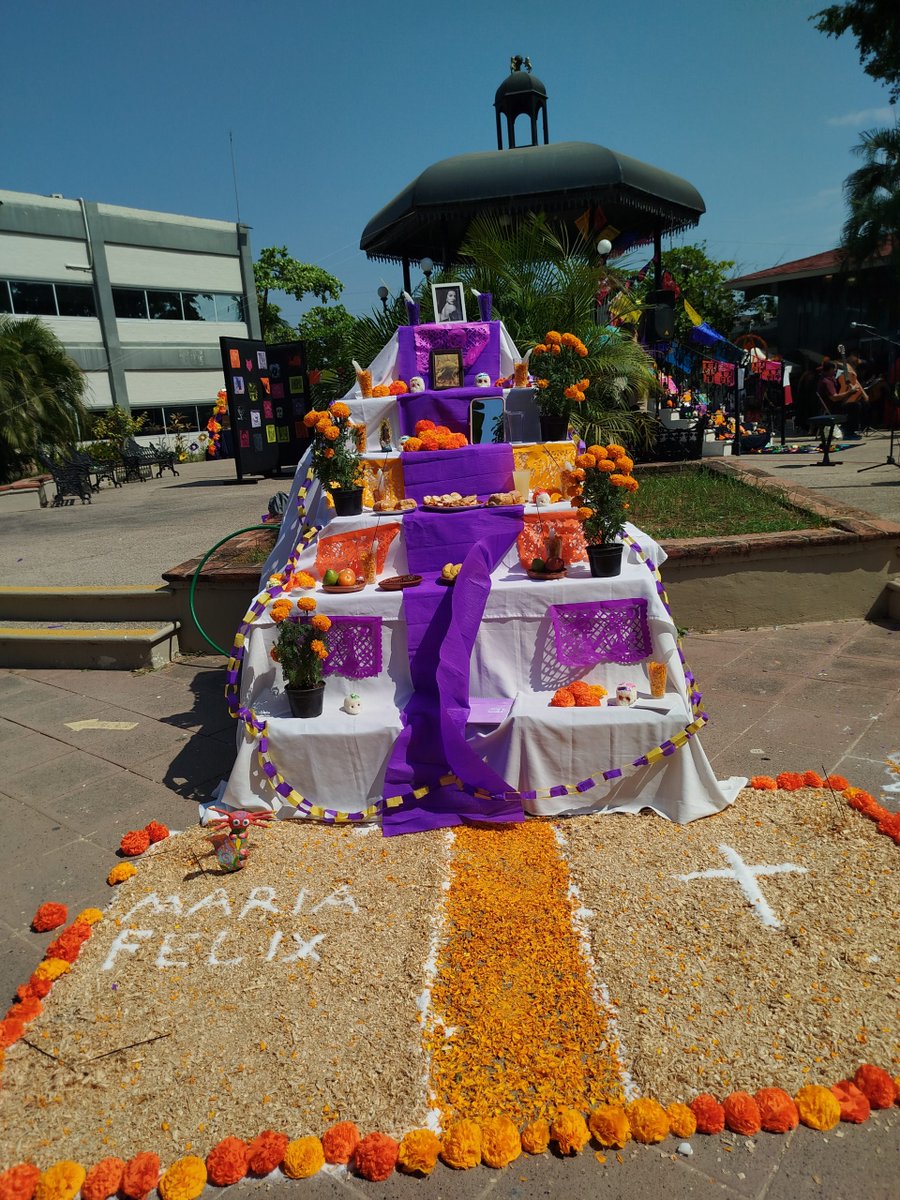 gacetaudeg's tweet image. Entre flores, copal y música, el @CUCosta celebró el #DíaDeMuertos con un festival lleno de color, arte y memoria colectiva. 💀🌼

Conoce cómo se vivió esta fiesta: 🔗 url.udg.mx/a0EFE

Información: Alondra Karina Gómez Vargas, #CorresponsalGaceta