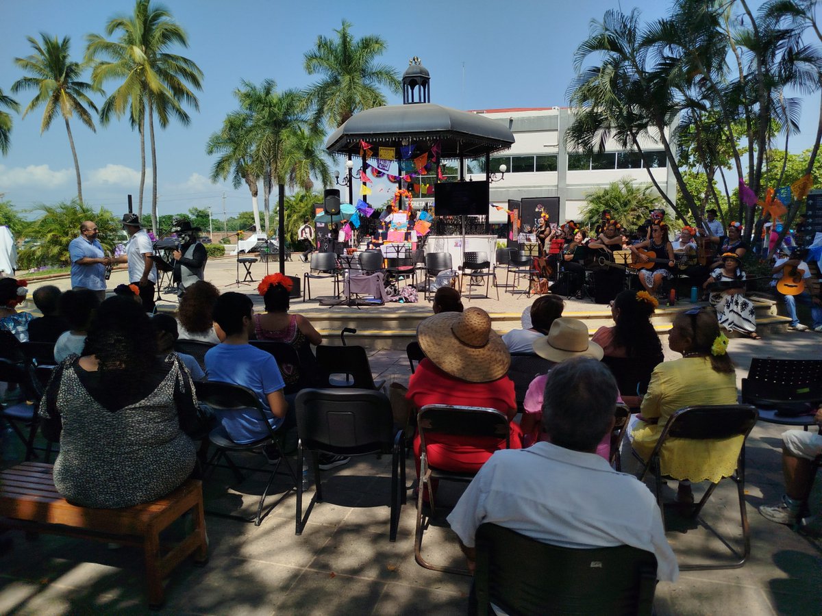 gacetaudeg's tweet image. Entre flores, copal y música, el @CUCosta celebró el #DíaDeMuertos con un festival lleno de color, arte y memoria colectiva. 💀🌼

Conoce cómo se vivió esta fiesta: 🔗 url.udg.mx/a0EFE

Información: Alondra Karina Gómez Vargas, #CorresponsalGaceta
