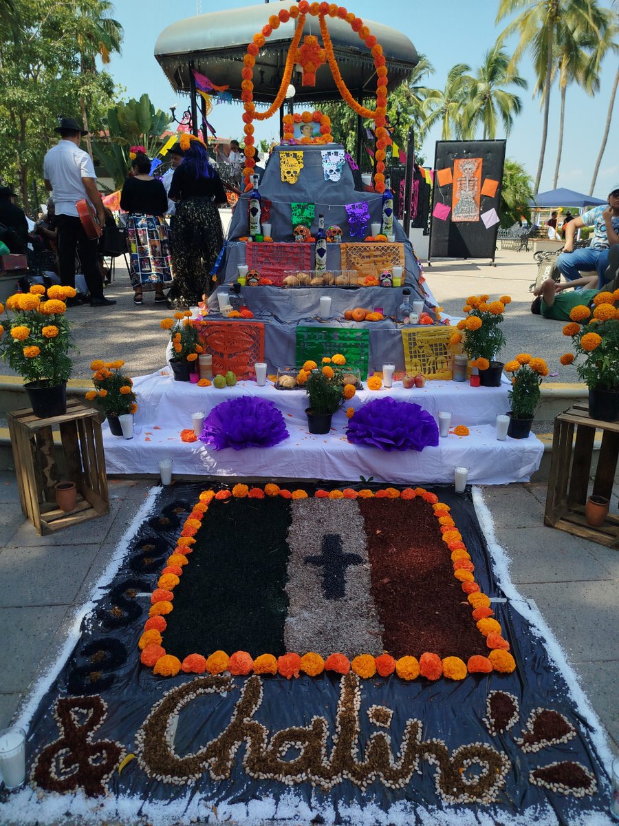 gacetaudeg's tweet image. Entre flores, copal y música, el @CUCosta celebró el #DíaDeMuertos con un festival lleno de color, arte y memoria colectiva. 💀🌼

Conoce cómo se vivió esta fiesta: 🔗 url.udg.mx/a0EFE

Información: Alondra Karina Gómez Vargas, #CorresponsalGaceta