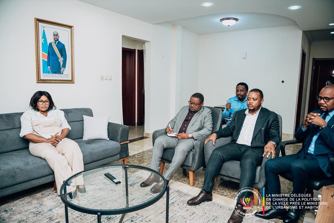 RobertMbungu3's tweet photo. Vers un partenariat stratégique RDC–Angola !
La Min déléguée a reçu la Chambre de Commerce Angola–RDC pour explorer des pistes de coopération en urbanisme :
Plans directeurs
Urbanisation durable
Formation des jeunes urbanistes

Objectif : moderniser nos villes, durablement. https://t.co/Zol2jY9ZRb