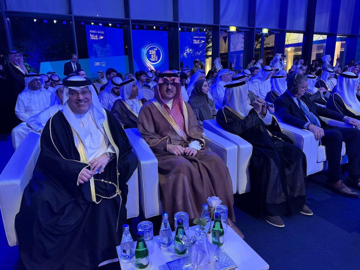 BahrainEmbKW's tweet image. حضر سعادة السفير صلاح علي المالكي، سفير مملكة البحرين لدى دولة الكويت، حفل افتتاح منتدى الأعمال الخليجي الأوروبي التاسع الذي أُقيم تحت رعاية وحضور سمو الشيخ أحمد العبدالله الأحمد الصباح، رئيس مجلس الوزراء، وعدد من المسؤولين ورؤساء البعثات الدبلوماسية المعتمدين لدى دولة الكويت.