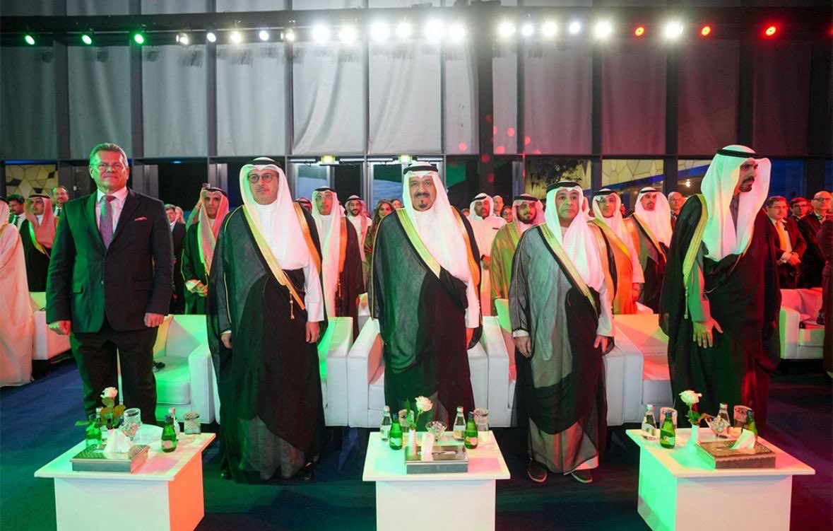 BahrainEmbKW's tweet image. حضر سعادة السفير صلاح علي المالكي، سفير مملكة البحرين لدى دولة الكويت، حفل افتتاح منتدى الأعمال الخليجي الأوروبي التاسع الذي أُقيم تحت رعاية وحضور سمو الشيخ أحمد العبدالله الأحمد الصباح، رئيس مجلس الوزراء، وعدد من المسؤولين ورؤساء البعثات الدبلوماسية المعتمدين لدى دولة الكويت.