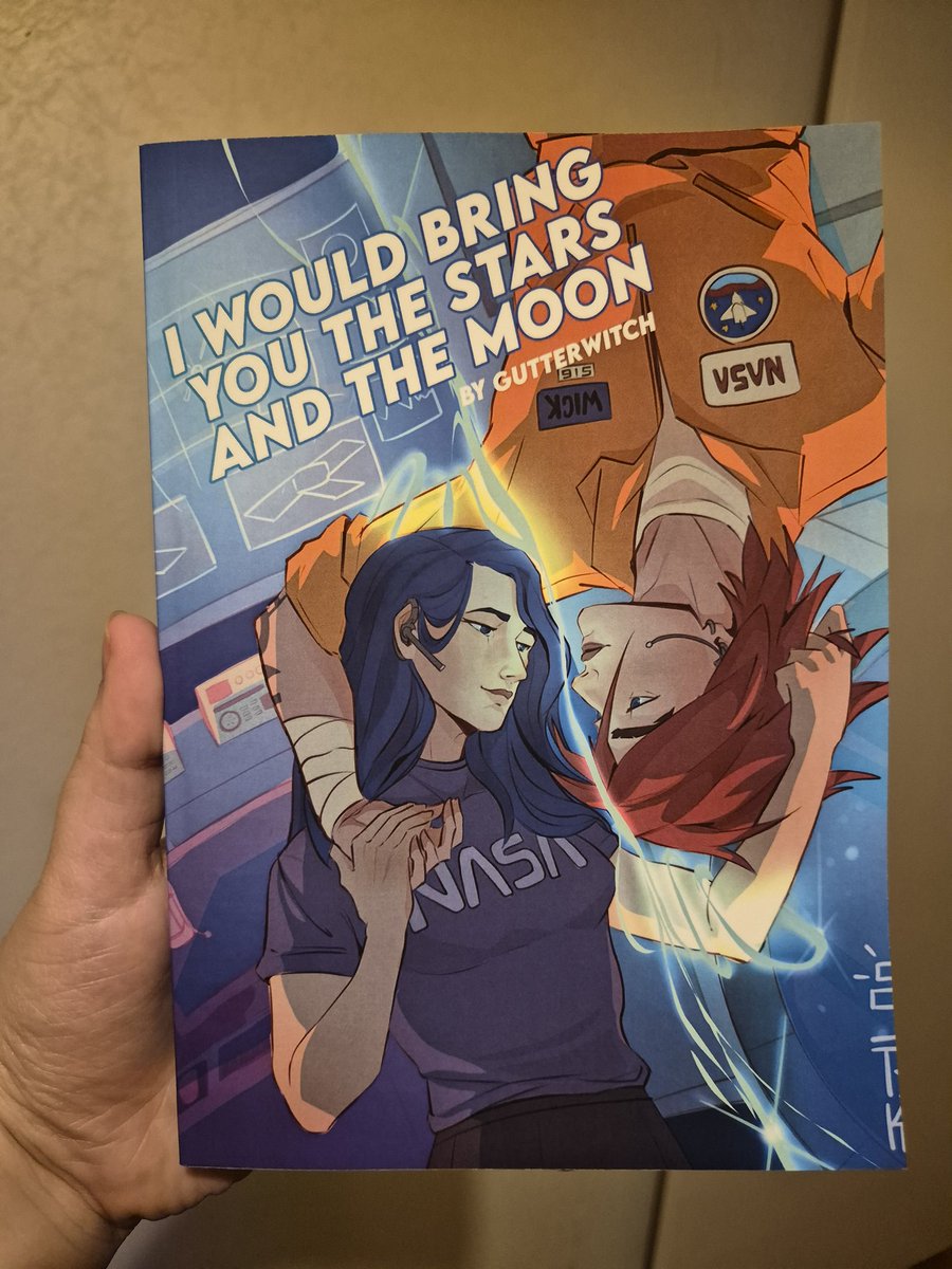 Maestr0w_'s tweet photo. So I thought I should share the first print I made; "I would bring you the stars and the moon" by @GutterWitchAo3, with the cover by @sintacko 💫 
The fun part of this one was that thanks to the hype, I was able to add so many fanarts(like this one by @aivaaz_ )! 
Also stars. c: https://t.co/2GNtNxDZKw