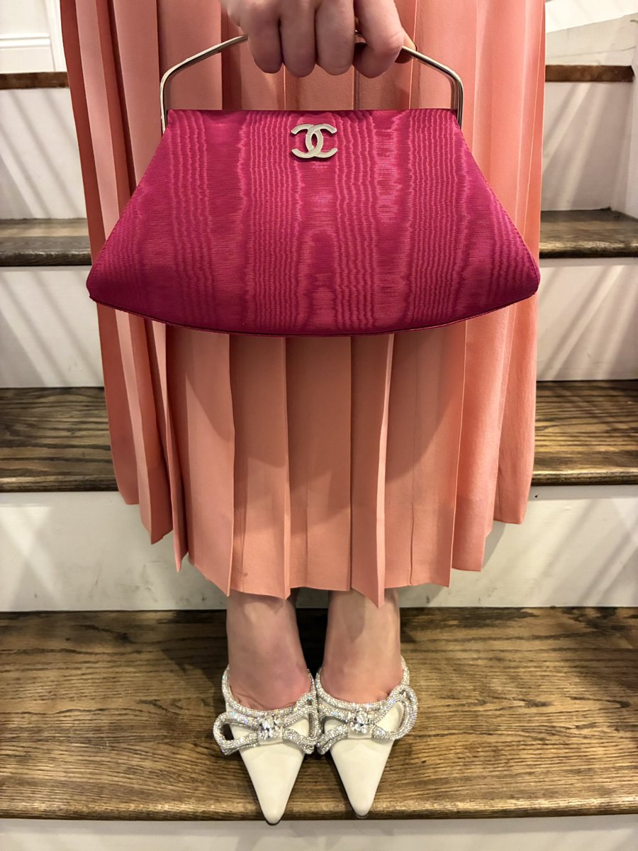 vintagetastebos's tweet image. Who says you can’t wear pink for Fall?! Ava is looking pretty in pink with this Escada cashmere sweater set, Chanel silk skirt, vintage Chanel bag, and Mach &amp;amp; Mach heels.

click our website Product page for designers, sizes &amp;amp; prices. 

#womensconsignment #highendfashion #designer