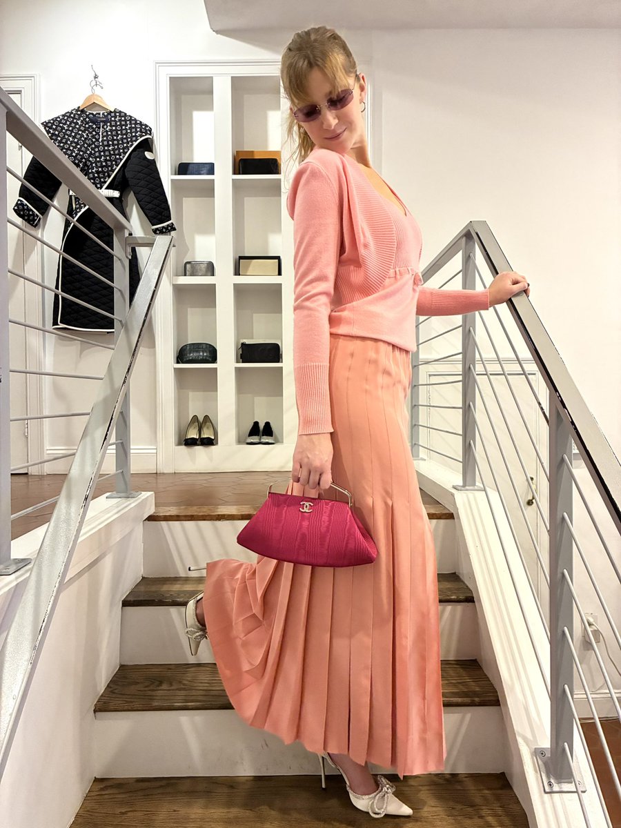 vintagetastebos's tweet image. Who says you can’t wear pink for Fall?! Ava is looking pretty in pink with this Escada cashmere sweater set, Chanel silk skirt, vintage Chanel bag, and Mach &amp;amp; Mach heels.

click our website Product page for designers, sizes &amp;amp; prices. 

#womensconsignment #highendfashion #designer