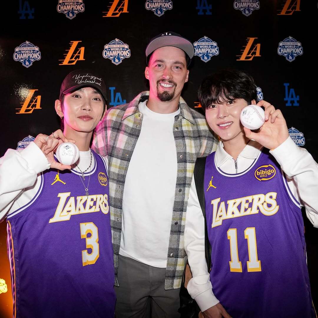 MLB's tweet image. Bringing the THUNDER to L.A. 🤩

Blake Snell caught up with K-pop stars Joshua and Seungkwan from SEVENTEEN at the Lakers game last night ⚾️🏀🎤

#SEVENTEEN #세븐틴

(via snellzilla4/IG)