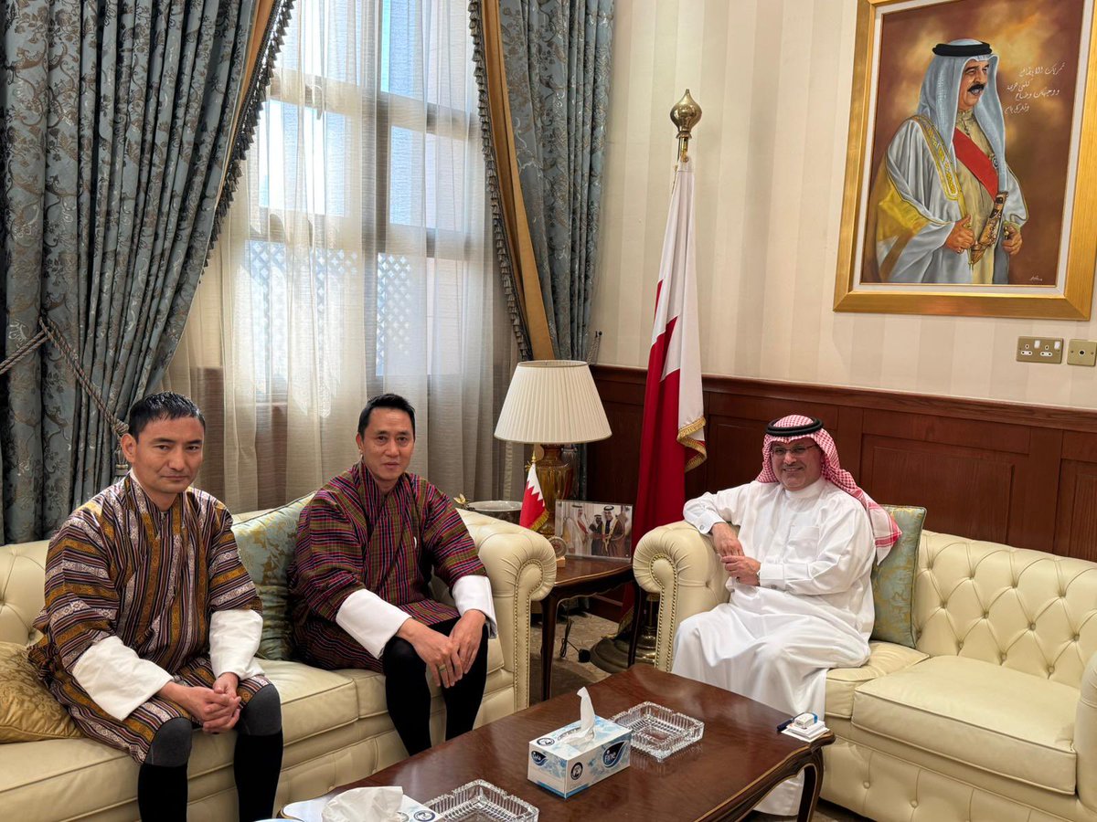 BahrainEmbKW's tweet image. استقبل سعادة السفير صلاح علي المالكي، سفير مملكة البحرين لدى دولة الكويت، سعادة السيد بوب دورسي، سفير  مملكة بوتان المعين في الكويت، بمناسبة تعيينه في منصبه الجديد، متمنيا له التوفيق والنجاح. كما تم بحث العلاقات الثنائية التي تربط بين البلدين الصديقين.