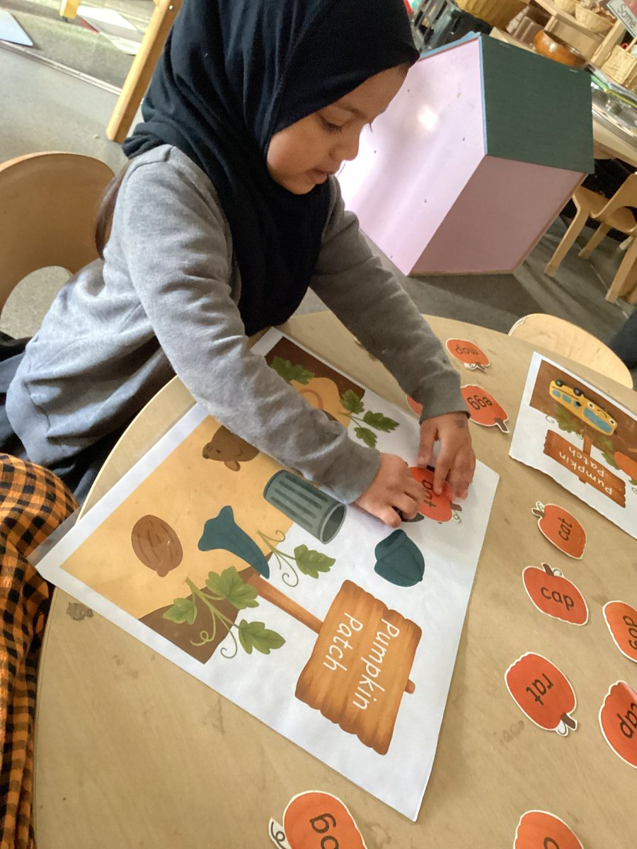 MrsGriffiths7's tweet image. Pumpkin patch phonics! We had to read the CVC words on the pumpkins and match them to the pictures 🎃🎃🎃 #eyfs #phonics #cvcwords