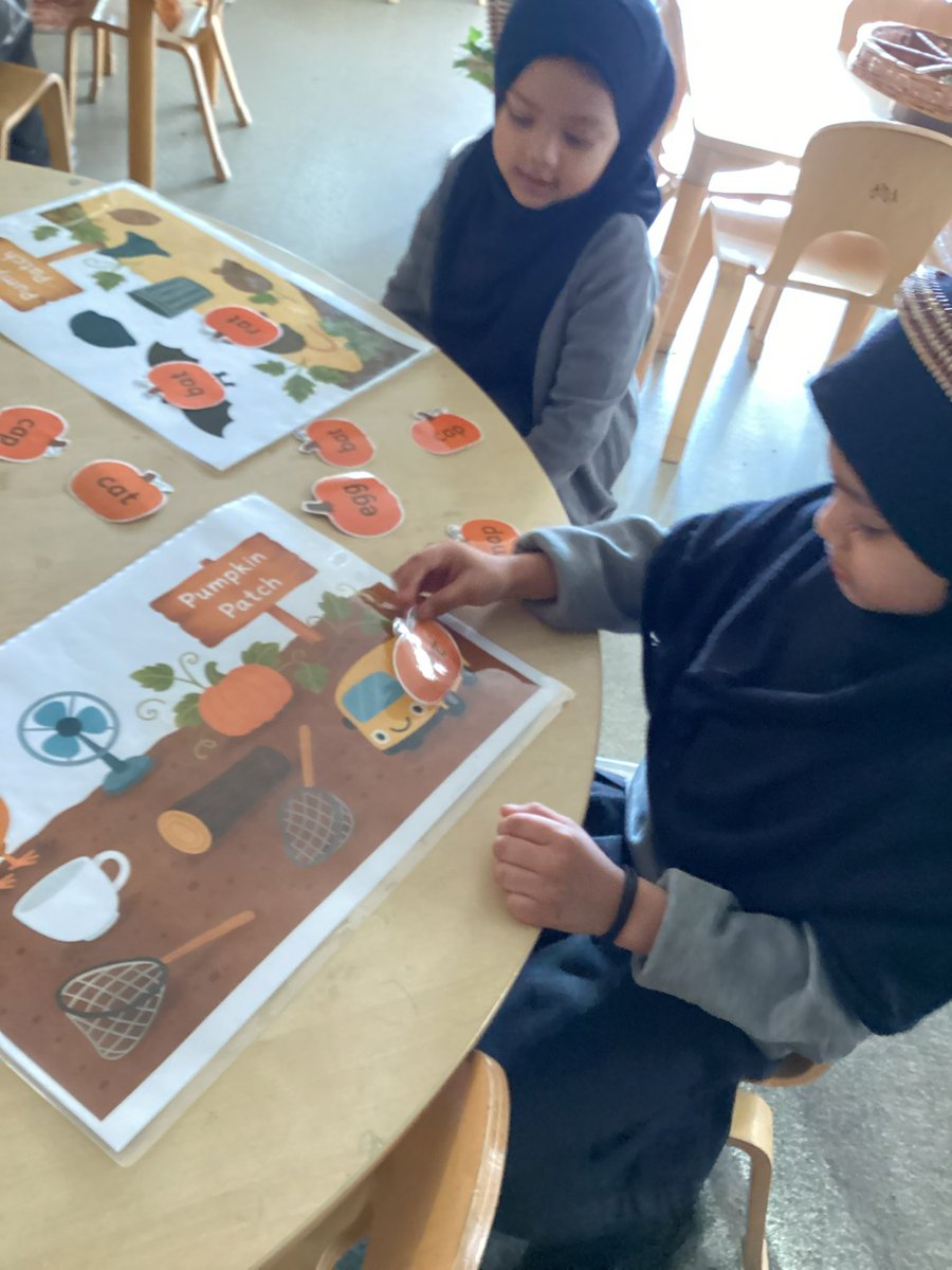 MrsGriffiths7's tweet image. Pumpkin patch phonics! We had to read the CVC words on the pumpkins and match them to the pictures 🎃🎃🎃 #eyfs #phonics #cvcwords