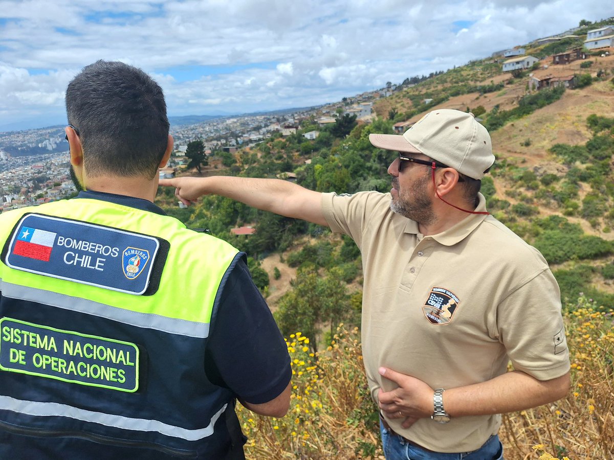 #Forestal el Líder del GTO Forestal Rodolfo Valdivia visitó hoy el <a href="/CBV1851/">Bomberos Valparaíso</a> para reunirse con el Comandante Vicente Maggiolo, el Tercer Comandante Francisco Arévalo y el Líder del EBF Avelino Jara. Se visitaron sectores que históricamente se ven afectados por los incendios ➡️