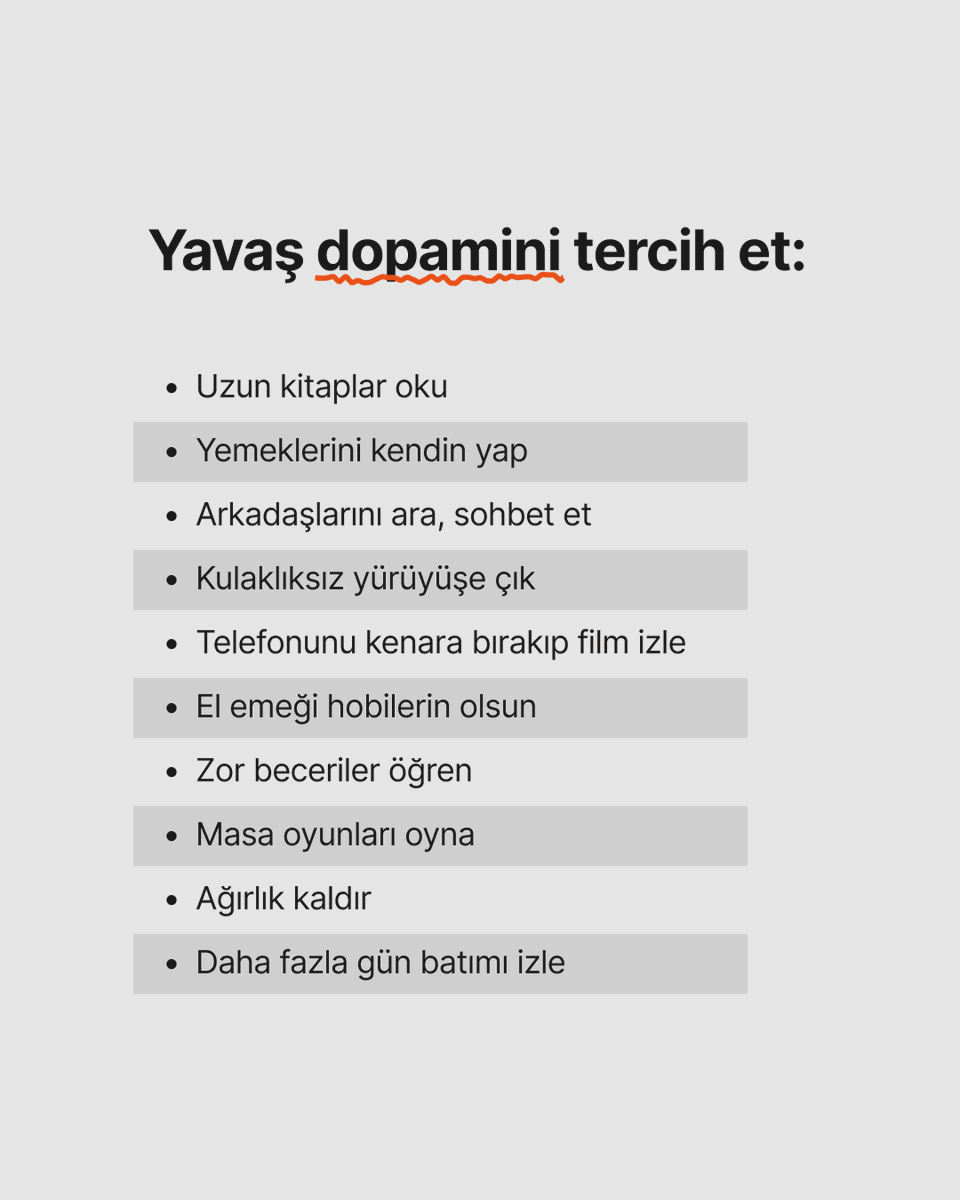 kaangulten's tweet photo. 🧠 Hepimiz dopamin bağımlısıyız. Peki, hangi türüne?

Hızlı dopamin kolaydır. Kaydır, tıkla, izle... Hemen her şeyi tüketelim.
Ve beş dakika sonra yine aynısı.

Ama yavaş dopamin bambaşkadır. Bir kitabı bitirmenin huzuru.
Kendi yaptığın bir yemeğin gururu. Gerçek bir sohbetin içini ısıtan etkisi.
Zaman ister, emek ister… Ama kalıcıdır.

Sorun şu ki:
Çoğumuz hızlı dopamine o kadar bağımlıyız ki, yavaş olan artık heyecan verici bile gelmiyor.
Sessizlik rahatsız eder hale geliyor.

Çözüm ne mi?
Bir anda bırakmak değil, dopamin kaynağını yavaş yavaş değiştirmek.

Bu hafta sadece tek bir hızlı dopamin alışkanlığını değiştir:
– Yatmadan önce ekrana bakmak yerine bir bölüm kitap oku
– Yürüyüşte müzik yerine sessizliği dinle
– Dışarıdan yemek söylemek yerine bir öğün kendin pişir

Beyninde hemen bir isyan başlar: “Çok sıkıcı bu!”, “Telefona bak!”
Sen yine de devam et.

Haftaya bir tane daha değiştir. Sonra bir tane daha.
Mükemmel olma derdin yok.
Sadece beynine gerçek tatminin ne olduğunu tekrar öğretmeye çalışıyorsun.

Unutma, dönüşüm yavaş olur. Ama mutlaka olur.