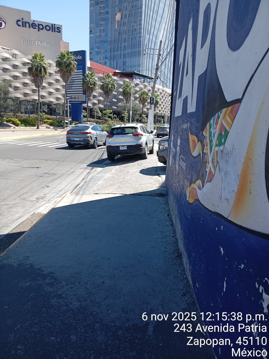 crimibike's tweet image. @MovilidadZap enserio que horarios eligen para hacer sus visitas de &quot;supervisión&quot;, porque no me canso de decirles de 10 am a 12 pm es cuando hay vehículos estacionados sobre banqueta y tapando el libre transito a peatones sobre la misma avenida
@Trafico_ZMG @banquetalibreya