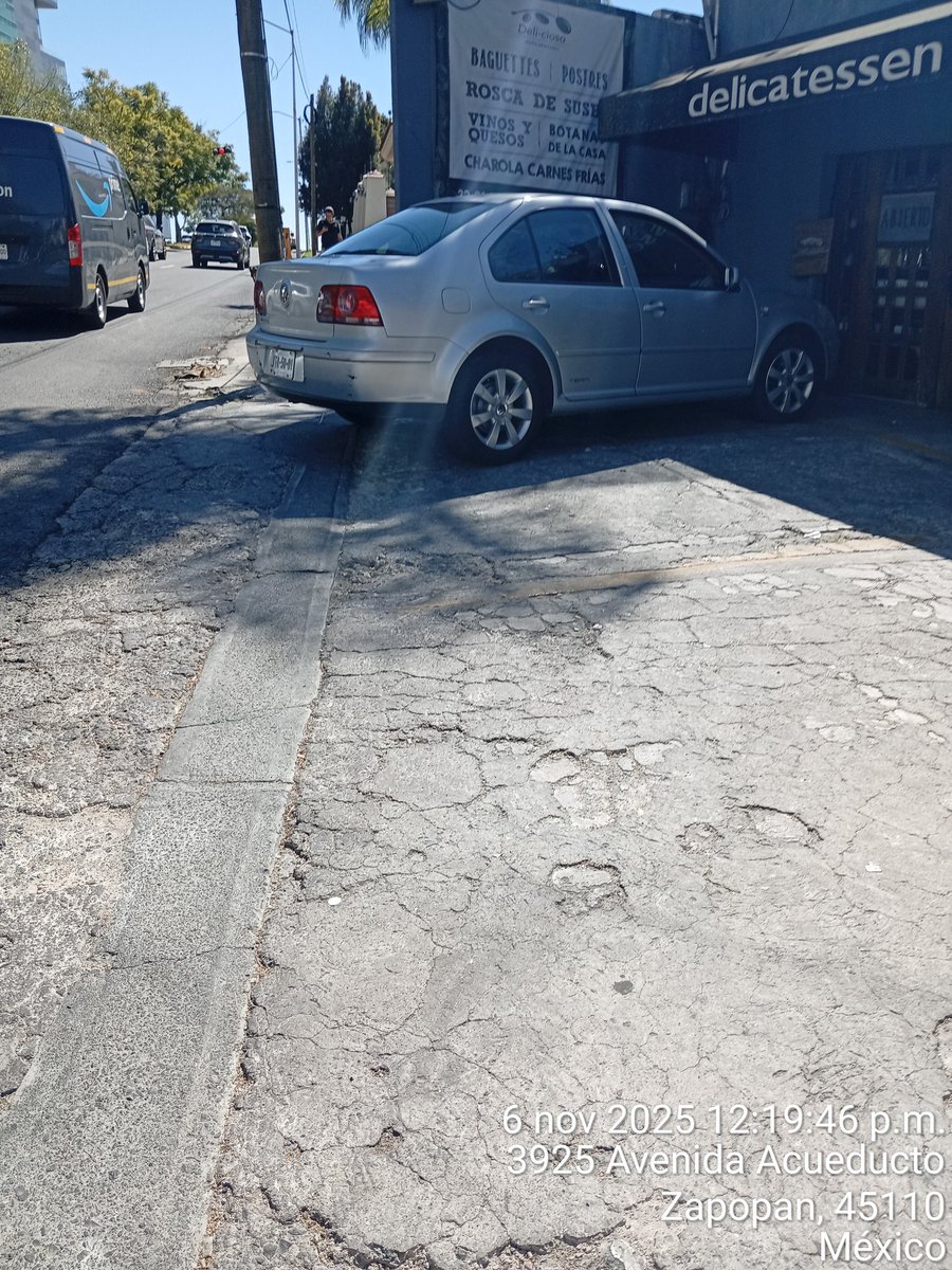 crimibike's tweet image. @MovilidadZap enserio que horarios eligen para hacer sus visitas de &quot;supervisión&quot;, porque no me canso de decirles de 10 am a 12 pm es cuando hay vehículos estacionados sobre banqueta y tapando el libre transito a peatones sobre la misma avenida
@Trafico_ZMG @banquetalibreya