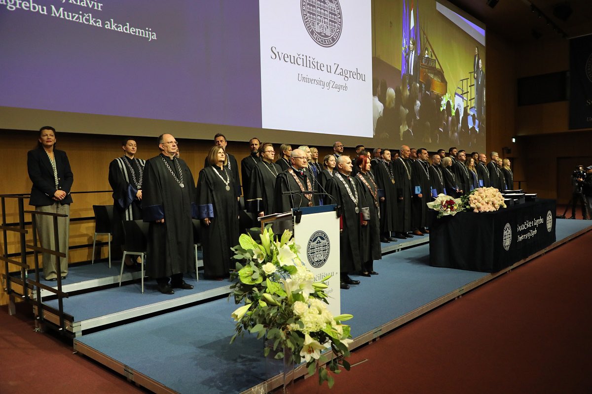 Studentici diplomskog studija Vojno inženjerstvo, kadetkinji Doris Dasović na svečanoj dodjeli Rektorovih nagrada na Sveučilištu u Zagrebu uručena je Nagrada za najbolji individualni znanstveni rad u području tehničkih znanosti.
Čestitke na izvrsnosti i predanosti! 👏🏻🎓