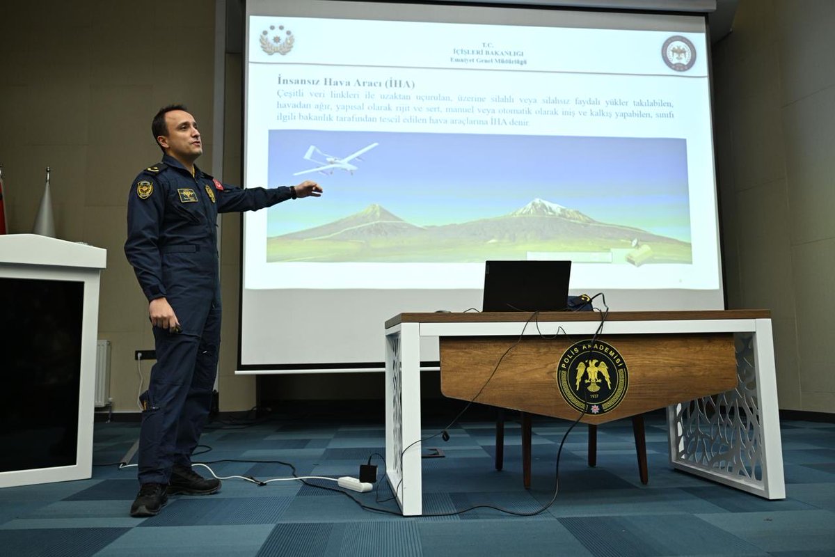 HaberAkademiAA's tweet image. 📌Anadolu Ajansı, Polis Akademisi (@paedutr) ve TİKA (@Tika_Turkiye) işbirliğinde düzenlenen &quot;28. Dönem Savaş Muhabirliği Eğitimi&quot;nin 4. günü FPV Drone’lardan Korunma dersi ve The National News Ortadoğu ve Türkiye Muhabiri Lizzie Porter (@lcmporter) tarafından verilen Savaş…
