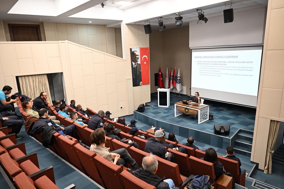 HaberAkademiAA's tweet image. 📌Anadolu Ajansı, Polis Akademisi (@paedutr) ve TİKA (@Tika_Turkiye) işbirliğinde düzenlenen &quot;28. Dönem Savaş Muhabirliği Eğitimi&quot;nin 4. günü FPV Drone’lardan Korunma dersi ve The National News Ortadoğu ve Türkiye Muhabiri Lizzie Porter (@lcmporter) tarafından verilen Savaş…