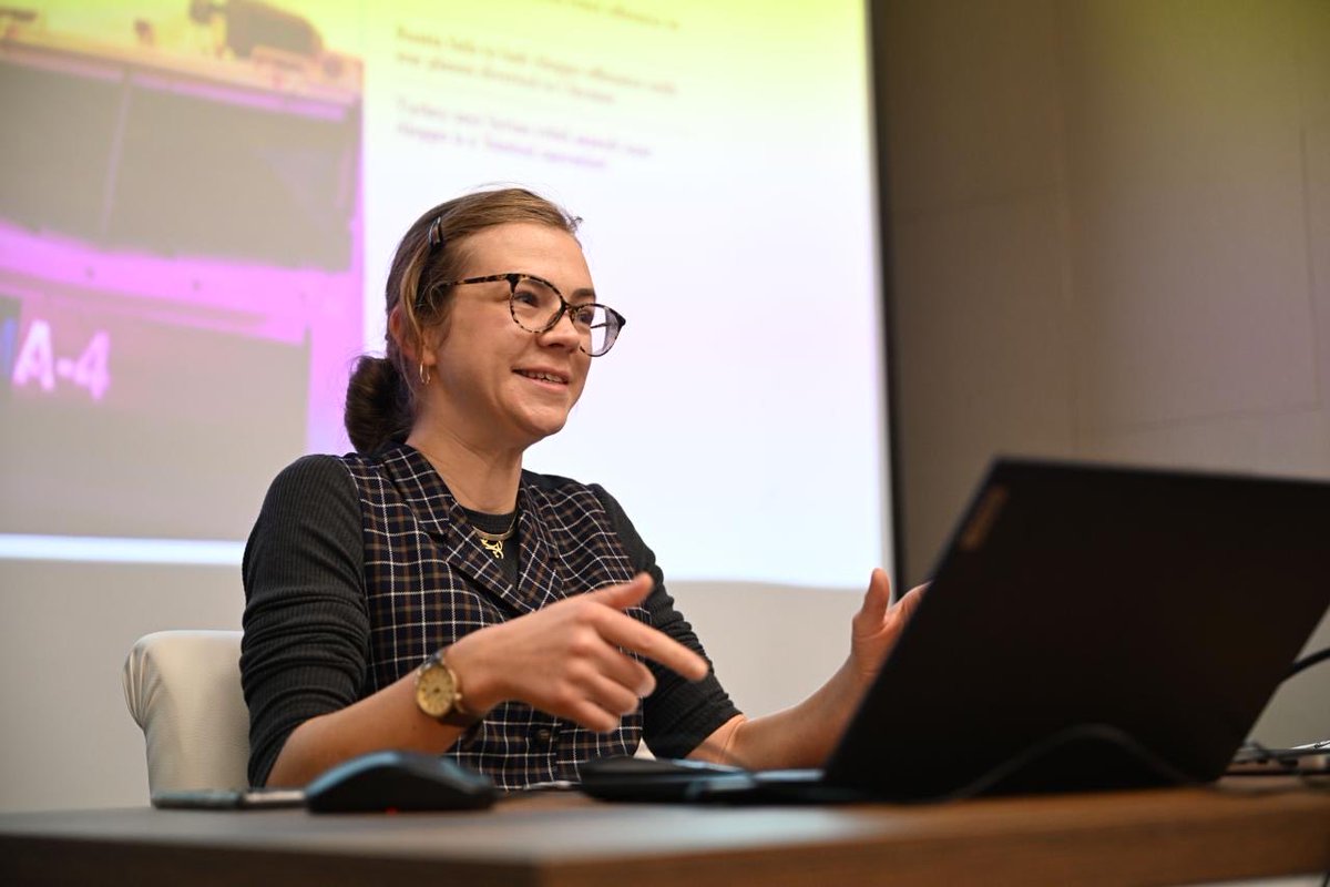 HaberAkademiAA's tweet image. 📌Anadolu Ajansı, Polis Akademisi (@paedutr) ve TİKA (@Tika_Turkiye) işbirliğinde düzenlenen &quot;28. Dönem Savaş Muhabirliği Eğitimi&quot;nin 4. günü FPV Drone’lardan Korunma dersi ve The National News Ortadoğu ve Türkiye Muhabiri Lizzie Porter (@lcmporter) tarafından verilen Savaş…