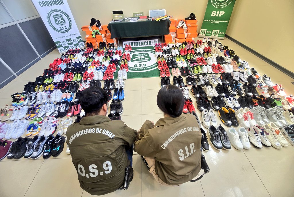 CarabCoquimbo's tweet image. Investigación de carabineros #OS9 y SIP #LaSerena y #Coquimbo culminó con la detención de 13 personas por infracción a la ley de propiedad industrial. Grupo usaba barberías como fachada para vender 👟 falsificadas. Además, se decomisaron más de 200 pares de zapatillas.