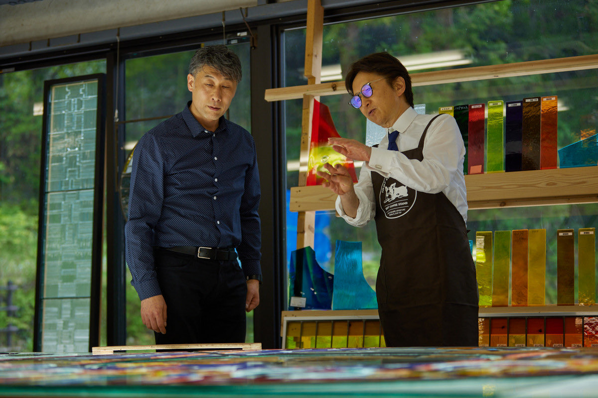 ByAraki's tweet photo. Pics of Hirohiko Araki working on the project. https://t.co/3nhKmqEKEX