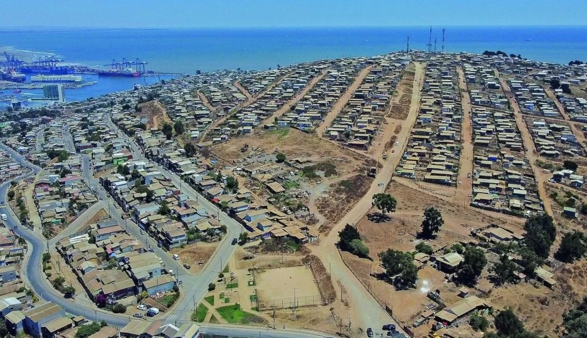 Reportaje revela que el Frente Amplio y el Partido Comunista están detrás de la toma en San Antonio gamba.cl/2025/10/frente…