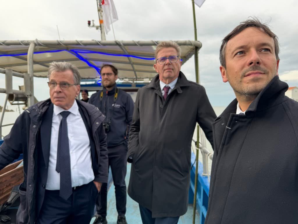 Heureux et fier d’assister à la mise à l’eau d’Eros III au port du Bec à #Bouin !
Bravo à l’équipe de #Navalu, chantier naval spécialisé pour cette belle prouesse ! 🛥️⚓️🚣
<a href="/OuestFrance/">Ouest-France</a> <a href="/franceinfo/">franceinfo</a> <a href="/Courriervendeen/">Le Courrier vendéen</a> <a href="/PrefetVendee/">Préfet de la Vendée 🇫🇷</a> <a href="/anel_asso/">Association Nationale des Elus des Littoraux</a> <a href="/bouin_de/">Ville de Bouin</a>