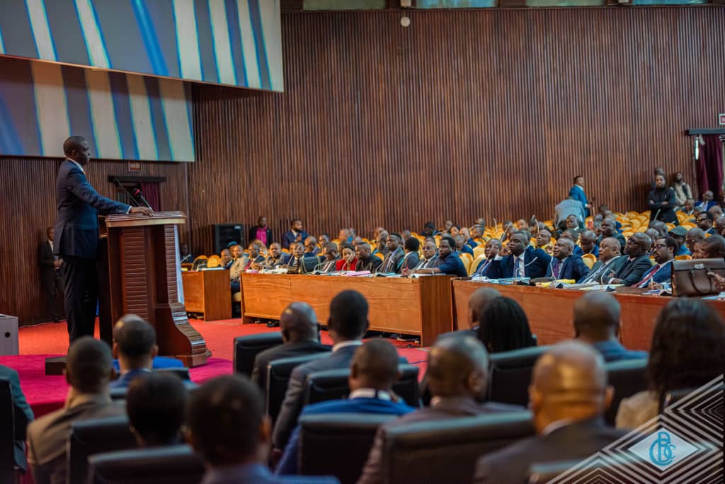 fidele_katende's tweet image. Ce jeudi 6 novembre 2025, le Gouverneur de la Banque Centrale du Congo, André Wameso, répondant à une question d’actualité, a éclairé la lanterne des députés nationaux au sujet de l’appréciation récente du franc congolais.   Dans son intervention, il a mis en exergue plusieurs…