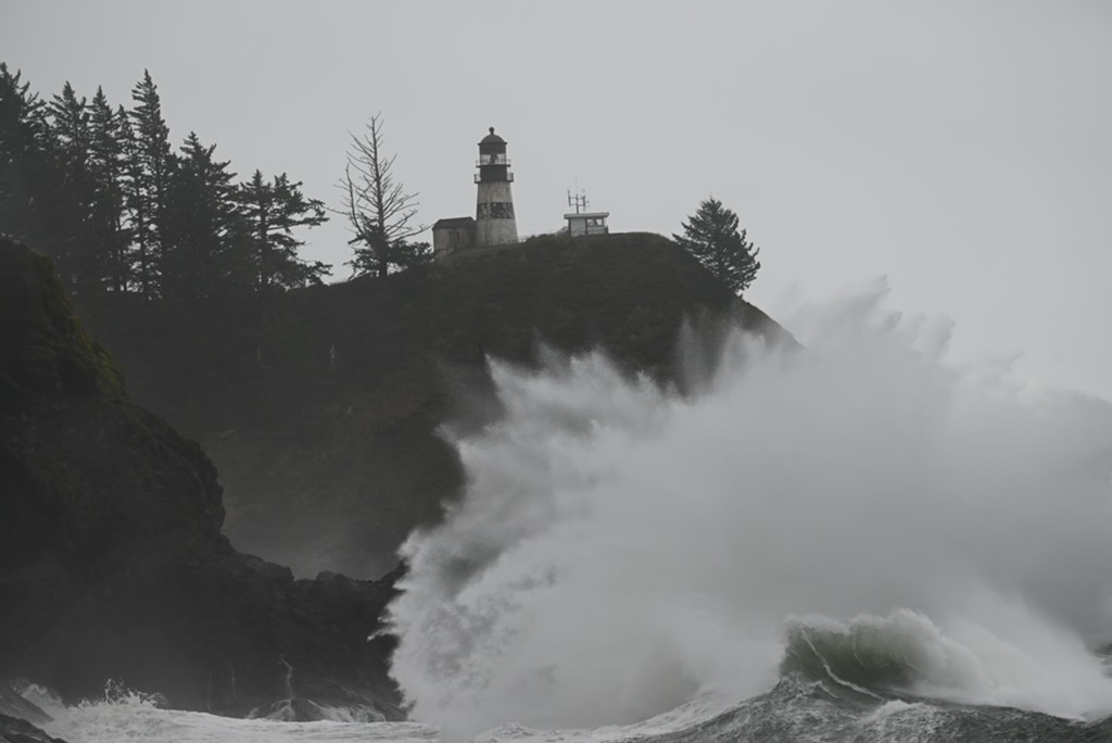 EyesScene's tweet photo. The King Tide during stormy weather at Cape Disappointment is making a grand show! 🌊🌨️ Camped out here shooting epic lighthouse splashes. See @BluEyz204 on the car-roof throne also snapping pics. Washington coast doesn’t mess around! 🏕️📸 #KingTide #CapeDisappointment #PNW #wawx https://t.co/duxrZHhxQJ