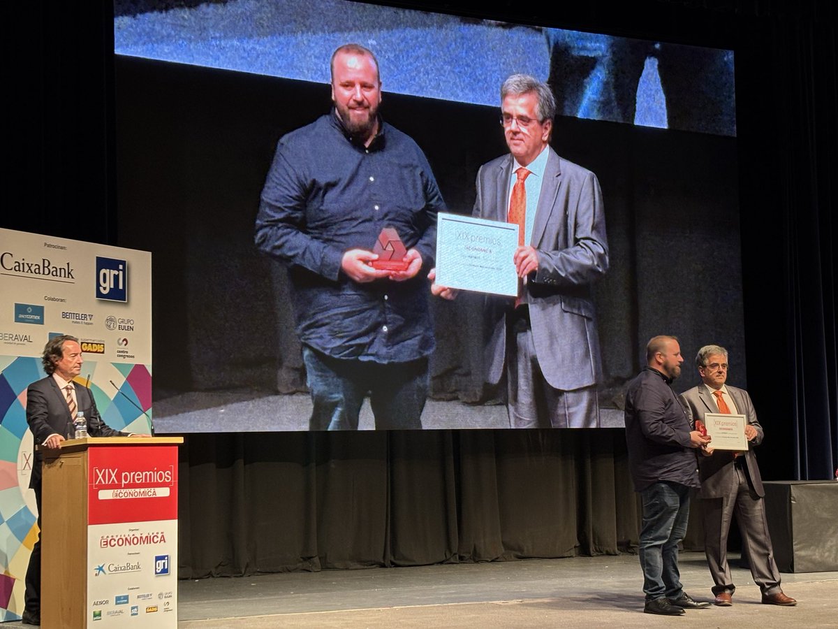 martinvictorvox's tweet photo. 👏🏆🦿
La  @Empresa_Astibot  de #Valladolid ha sido galardonada en los #premioscyleconomica25 celebrados hoy en @feriavalladolid 

Un reconocimiento al talento local  en ingeniería robótica aplicada a la industria agroalimentaria y la viticultura 
¡Enhorabuena! https://t.co/tMhZwqs0zz