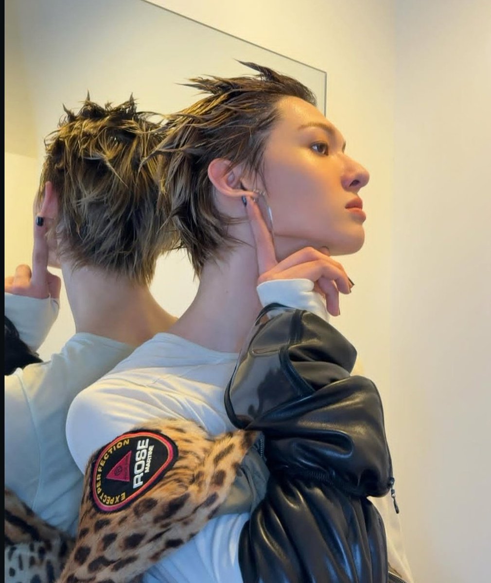 akademik kiz olcaz diye her seye geriden geliyoz da bu yan profil ne kardesim. ACIKLA