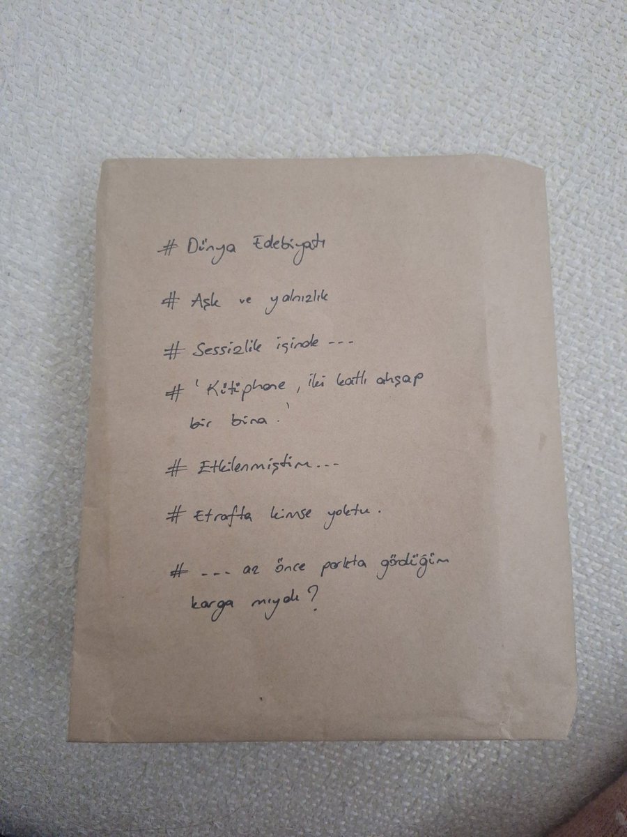 pirkanis's tweet photo. Kafede Haruki Murakami okurken tanıştığım arkadaşım bugün evime ziyarete geldi. Yolda kitapçıya uğrayıp bana bir hediye almak istemiş, sağ olsun. Üzerine ipuçları iliştirilen, görseldeki gibi paketli kitaplardan birini seçip almış. https://t.co/A9IMQiN1YU
