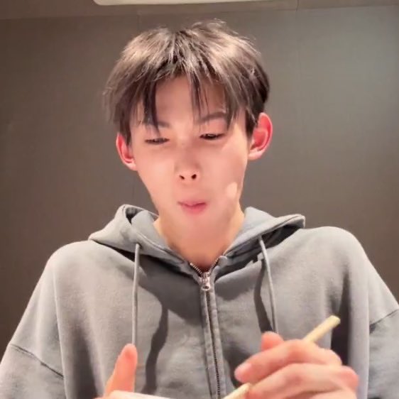 죠두니는 항상밥먹을때도 열정맨이라서 조움