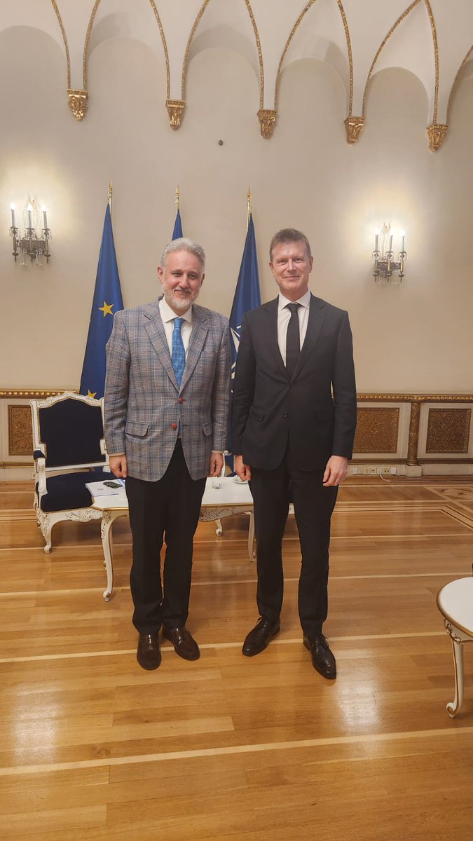 Excellent meeting with UK Ambassador <a href="/GilesPortman/">Giles Portman</a> at the Cotroceni Palace. We discussed future projects of our Strategic Partnership and our close cooperation as allies, aimed at strengthening the NATO Eastern Flank. Romania and the UK will continue to develop the very important
