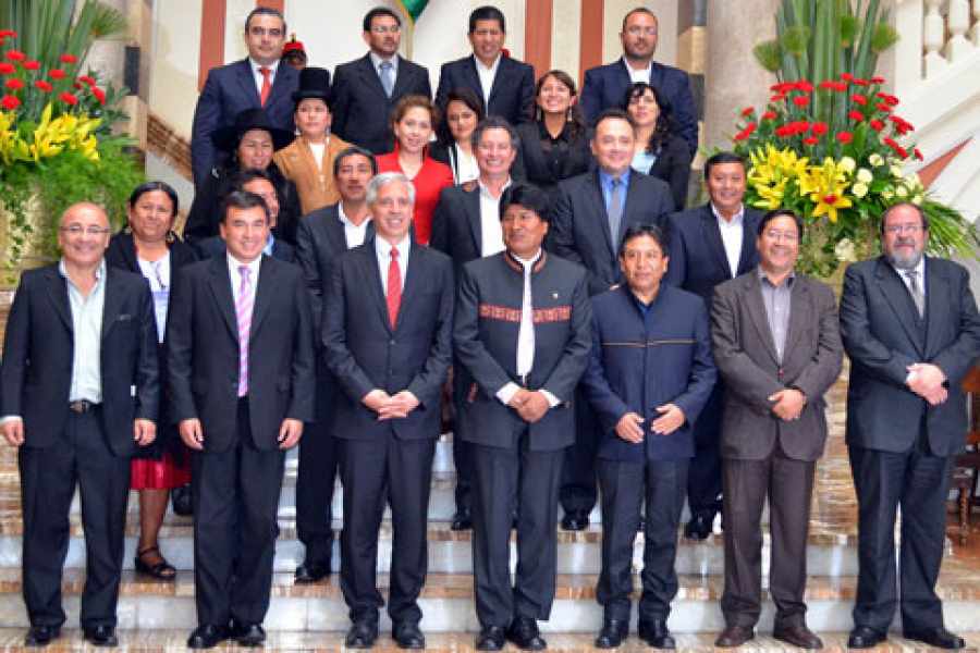 Si nos ponemos serios, toda esta lacra (y los qué faltan) ya deberían tener mínimamente orden de arraigo para que no se escapen y rindan cuentas por destruir Bolivia!
Cada uno de ellos tiene una deuda con el país.