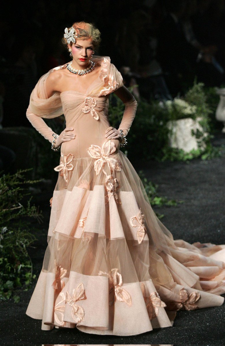 LaModeUnknown's tweet photo. The gowns of Christian Dior by ✨️John Galliano✨️ Fall/Winter 2005 Couture.🪡 https://t.co/tMqXORs10J