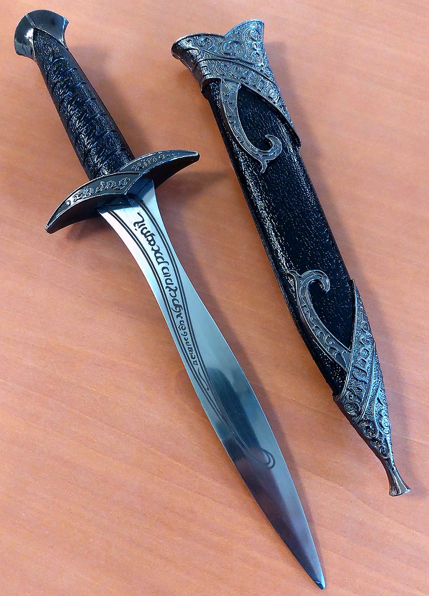 Sí, soy tan friki que no he podido evitar comprarme esta réplica de "Dardo", la daga élfica que usaba Frodo en El Señor de los Anillos 😅😅