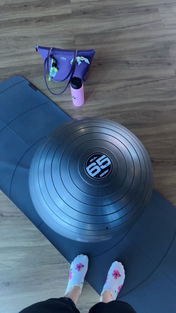 Norazr_'s tweet photo. Yoga 🧘‍♀️ https://t.co/XHeOxSHX9a
