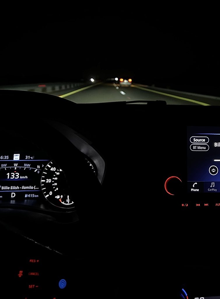 لبرهةٍ تمنّيتُ لو أن الطريق يستمرُّ بلا ضوء، أن يظلّ غارقًا في عتمته طريق طويلٌ صامت كأعماقٍ لا يطأها أحد سواي، طريقًا طويلًا بلا شهود أمشي فيه لأتخلص من أثقالي، وأدفن ما ينهشني بعيدًا عن أعين البشر، فالليلُ وحده يعرف ما لا نجرؤ على قوله، والعتمة وحدها تُنصف مَن يُقاتل بصمت