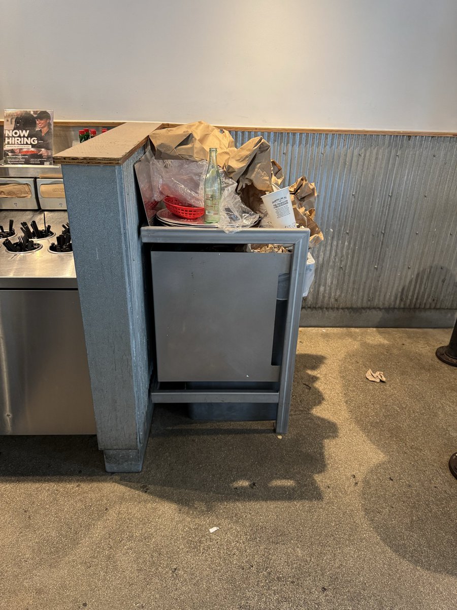 fsnepa's tweet photo. How can I invest my money in @ChipotleTweets if there is no management in the store. Not only income is getting tighter but mis management of stores is evident. @BillAckman https://t.co/XORbXn6jlw