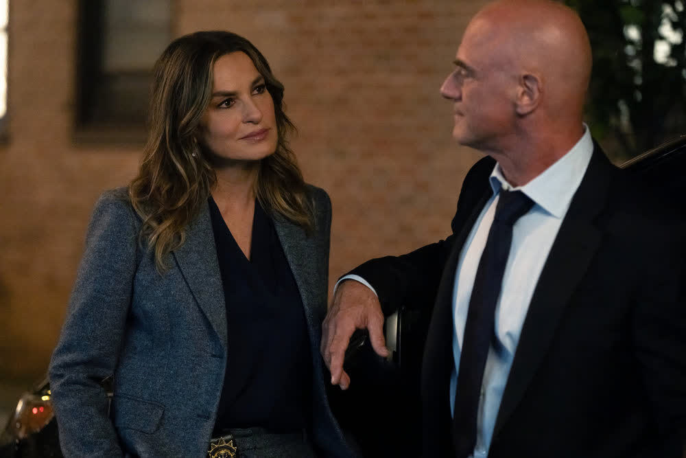 fangirlish's tweet image. Since #SVU isn't on tonight, let's all just relive that #Bensler (EO) moment from the Season 27 premiere, HERE: fangirlish.me/46r2sbi #SVU27