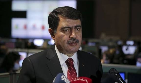 Düşünün…
Afyon’da susuzluktan dili dışarı çıkmış bir eşek görüyorsunuz.
Yere yığılıyor, gözleri kapanıyor…
Ama su veremezsiniz. Çünkü ‘yasak.’

Ankara’da açlıktan titreyen yavrularını emzirmeye çalışan bir anne köpek görüyorsunuz.
Bir kap mama uzatmak istersiniz…
Yine ‘yasak.’