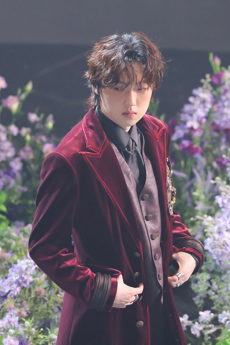 Grizzlybearwr's tweet image. -황태자 전하. 
-어릴때 납치되서 평민사이에서 자랐다가 부모를 찾은 후작영애(예법이 서툴고 표현이 얼큰함)
-사교계정점에 서있던 백작영애 
-황태자의 사촌 북부대공 수도 사교행사에 잘 나타나지 않아서 풍문으로 도는 잘생김이 화제(평민거리에서 파는 초상화는 매번 매진)