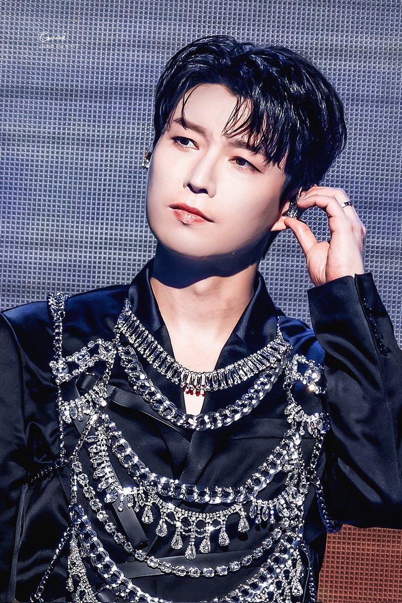 Grizzlybearwr's tweet image. -황태자 전하. 
-어릴때 납치되서 평민사이에서 자랐다가 부모를 찾은 후작영애(예법이 서툴고 표현이 얼큰함)
-사교계정점에 서있던 백작영애 
-황태자의 사촌 북부대공 수도 사교행사에 잘 나타나지 않아서 풍문으로 도는 잘생김이 화제(평민거리에서 파는 초상화는 매번 매진)