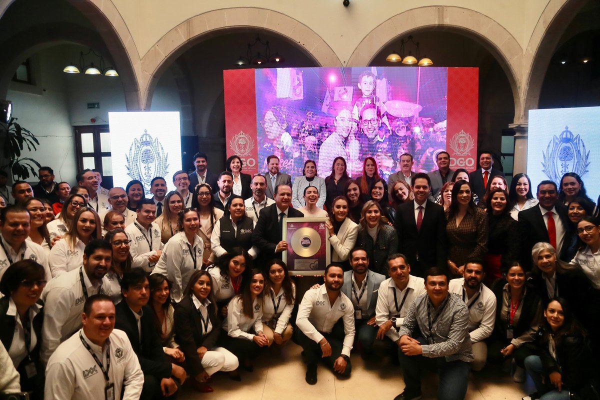 Hoy en el Congreso del Estado recibimos por parte de la presidenta del <a href="/DIF_Durango/">DIF Estatal Durango</a>, <a href="/Marisol_rosso/">Marisol Rosso</a>, un reconocimiento muy especial por la participación del Congreso y su personal en el Stand Retro de la carrera Marea Rosa 2025. 💖

Gracias por este detalle que refleja el trabajo